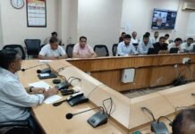 बरसात के बाद टूटी सड़कों के सुधारीकरण को लेकर डीसी ने ली अधिकारियों की बैठक