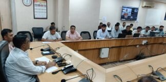 बरसात के बाद टूटी सड़कों के सुधारीकरण को लेकर डीसी ने ली अधिकारियों की बैठक