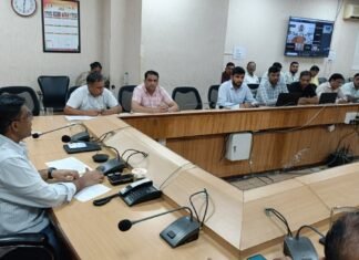 बरसात के बाद टूटी सड़कों के सुधारीकरण को लेकर डीसी ने ली अधिकारियों की बैठक