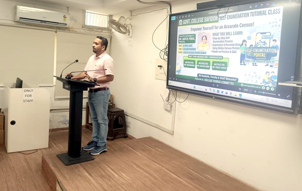 प्रशिक्षण प्रदान करते हुए ट्रेनर