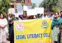 राजकीय महाविद्यालय में मनाया गया अर्थ डे जागरूकता रैली को झंडी दिखाकर रवाना करते हुए प्राचार्य डॉ. सविता पुनिया