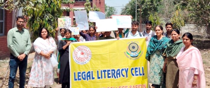 जागरूकता रैली को झंडी दिखाकर रवाना करते हुए प्राचार्य डॉ. सविता पुनिया