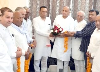 संगठन मंत्री बनने पर बचन सिंह आर्य ने किया बिल्लू सिंगला का अभिनंदन बिल्लू सिंगला का अभिनंदन करते हुए पूर्व मंत्री बचन सिंह आर्य व समाज के लोग