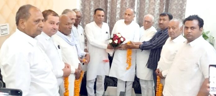 बिल्लू सिंगला का अभिनंदन करते हुए पूर्व मंत्री बचन सिंह आर्य व समाज के लोग