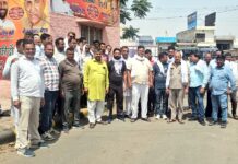 हैफेड ने खरीद करने किया मना तो भड़के आढ़ती मंडी की तालाबंदी करके खड़े आढ़ती व किसान