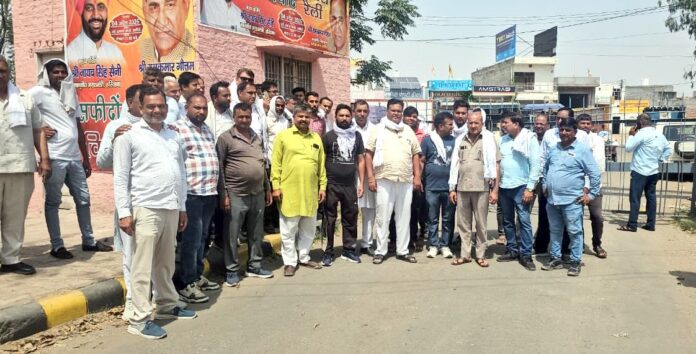 मंडी की तालाबंदी करके खड़े आढ़ती व किसान