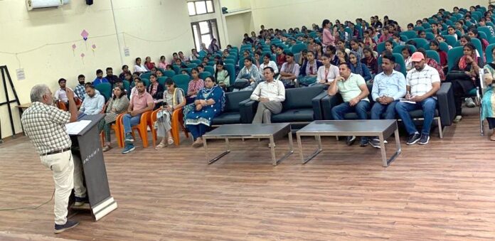 सेमीनार को संबोधित करते हुए डा. विकास लाठर