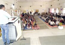 महाविद्यालय में मानसिक स्वास्थ्य पर सेमिनार आयोजित विद्यार्थियों को संबोधित करते हुए डा. जयविंद्र शास्त्री