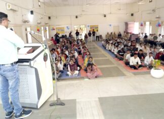 महाविद्यालय में मानसिक स्वास्थ्य पर सेमिनार आयोजित विद्यार्थियों को संबोधित करते हुए डा. जयविंद्र शास्त्री