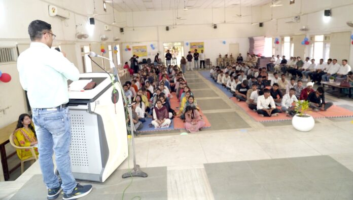 विद्यार्थियों को संबोधित करते हुए डा. जयविंद्र शास्त्री