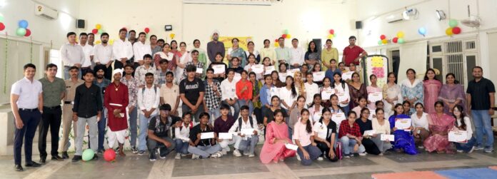 समारोह में मौजूद विद्यार्थी व अतिथिगण