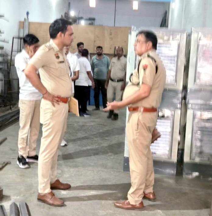 रेड़ के दौरान मौके पर पहुंची पुलिस