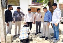 सफीदों में करोड़ों से बनी गली पर उठे सवाल मौके पर जांच करते हुए अधिकारी