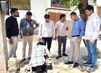 सफीदों में करोड़ों से बनी गली पर उठे सवाल मौके पर जांच करते हुए अधिकारी