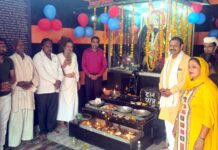 शनिदेव जयंती पर विशेष पूजा, हवन और भंडारे का आयोजन मंदिर में पूजा-अर्चना करते हुए श्रद्धालुगण