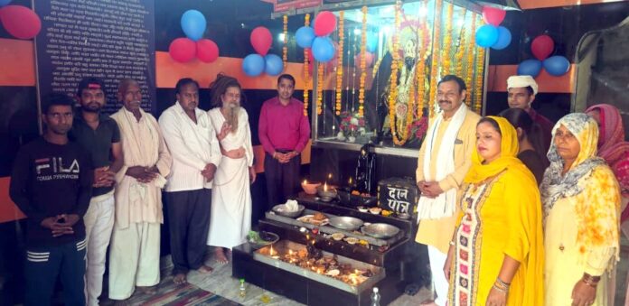 मंदिर में पूजा-अर्चना करते हुए श्रद्धालुगण