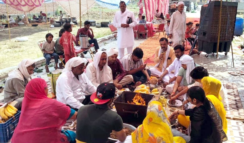 हवन करते हुए श्रद्धालुगण