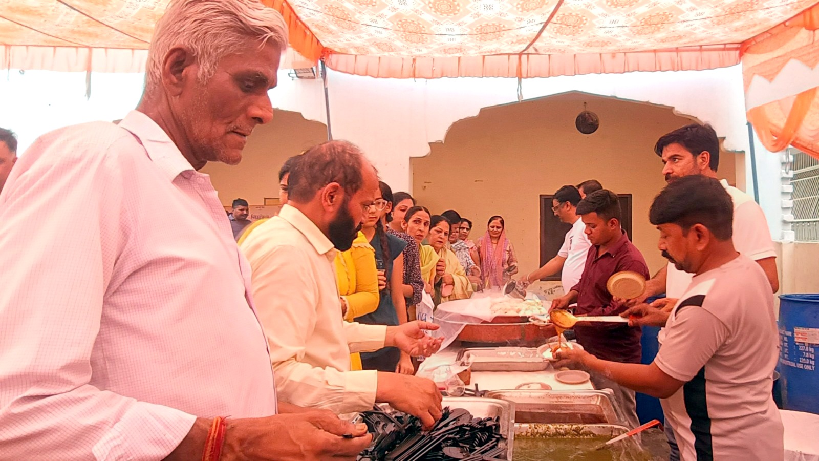 भंडारे में प्रसाद ग्रहण करते हुए श्रद्धालु