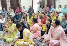 स्वामी ज्ञानानंद महाराज के अवतरण दिवस पर कीर्तन व भंडारा आयोजित संकीर्तण करते हुए श्रद्धालु