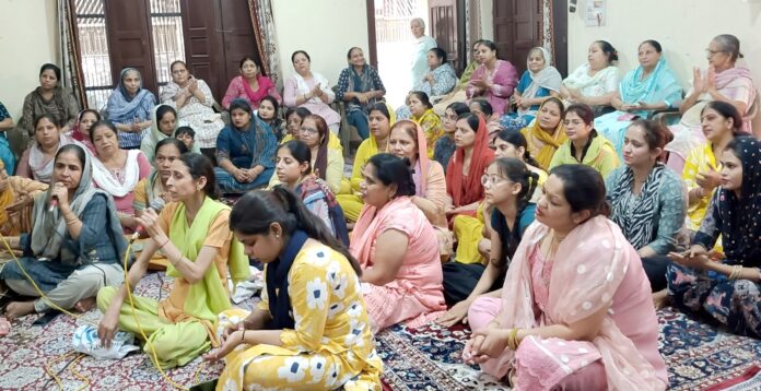 संकीर्तण करते हुए श्रद्धालु
