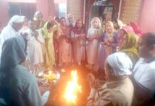 नागक्षेत्र सरोवर पर उमड़ा आस्था का संगम हवन करते हुए श्रद्धालुगण