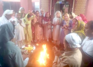 नागक्षेत्र सरोवर पर उमड़ा आस्था का संगम हवन करते हुए श्रद्धालुगण