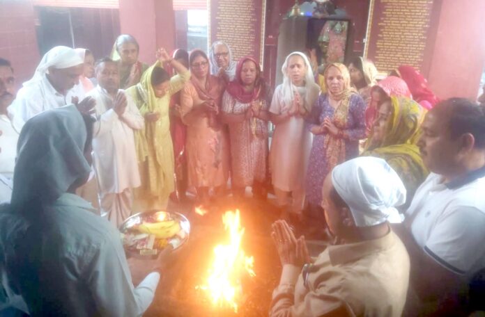 हवन करते हुए श्रद्धालुगण