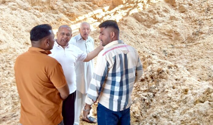 30SFDM2 दमकल कर्मियों को दिशा-निर्देश देते हुए चेयरमैन श्रवण कुमार गर्ग