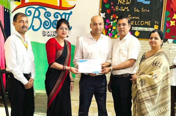 एआई कार्यशाला में शिक्षकों को प्रशस्ति-पत्र देकर सम्मानित करते हुए अतिथि