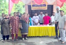 एनएसएस स्वयंसेवकों ने राहगीरों को पिलाया जल छबील लगाकर राहगीरों को जल पिलाते हुए स्वयंसेवक व कॉलेज स्टाफ