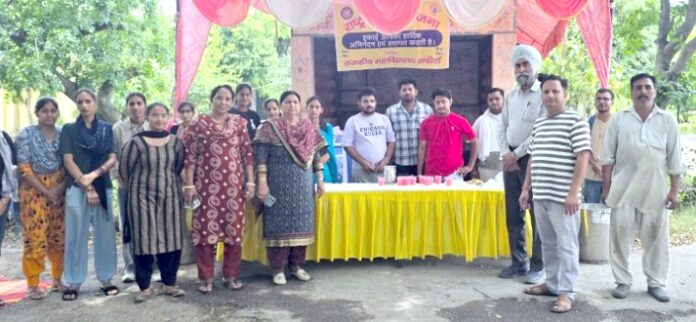 छबील लगाकर राहगीरों को जल पिलाते हुए स्वयंसेवक व कॉलेज स्टाफ