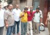 दिनदहाड़े लूट के तीनों आरोपी गिरफ्तार, पुलिस ने तीनों की बाजार में निकाली परेड आरोपियों की परेड़ निकालती हुई पुलिस