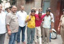 दिनदहाड़े लूट के तीनों आरोपी गिरफ्तार, पुलिस ने तीनों की बाजार में निकाली परेड आरोपियों की परेड़ निकालती हुई पुलिस