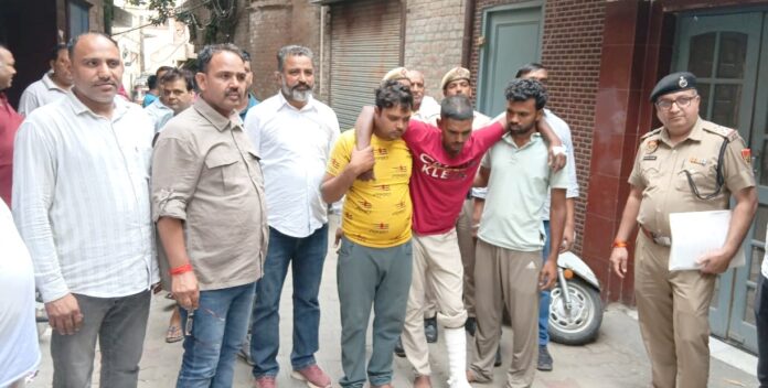 30SFDM5 आरोपियों की परेड़ निकालती हुई पुलिस