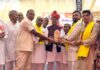 महापुरुषों के जीवन व सिद्धांतों से प्रेरणा लेकर आगे बढ़ना होगा : रणबीर कश्यप प्रदेशाध्यक्ष रणबीर कश्यप को सम्मानित करते हुए आयोजक संस्था के पदाधिकारीगण