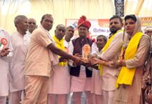 महापुरुषों के जीवन व सिद्धांतों से प्रेरणा लेकर आगे बढ़ना होगा : रणबीर कश्यप प्रदेशाध्यक्ष रणबीर कश्यप को सम्मानित करते हुए आयोजक संस्था के पदाधिकारीगण