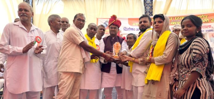 31SFDM1 प्रदेशाध्यक्ष रणबीर कश्यप को सम्मानित करते हुए आयोजक संस्था के पदाधिकारीगण