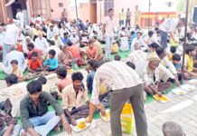 ज्येष्ठ की पूर्णिमा पर लगाया गया भंडारा गांव सिल्लाखेड़ी में भंडारे में प्रसाद ग्रहण करते श्रद्धालुगण