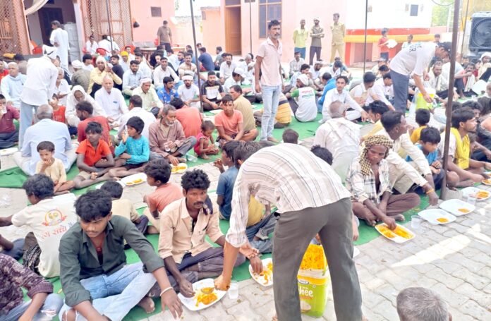 गांव सिल्लाखेड़ी में भंडारे में प्रसाद ग्रहण करते श्रद्धालुगण