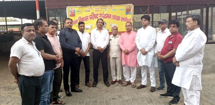 गौसेवा के लिए नंदीशाला पहुंचे संस्था के पदाधिकारी व सदस्य