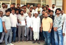 सिंघाना में विवादित जमीन पर निर्माण के विरोध में ग्रामीणों ने सौंपा ज्ञापन ज्ञापन देने पहुंचे गांव सिंघाना के ग्रामीण