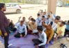 मुवाना सीएचसी में अनुबंधित स्वास्थ्य कर्मचारियों का सांकेतिक धरना प्रदर्शन करते हुए स्वास्थ्य कर्मचारी