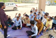 मुवाना सीएचसी में अनुबंधित स्वास्थ्य कर्मचारियों का सांकेतिक धरना प्रदर्शन करते हुए स्वास्थ्य कर्मचारी