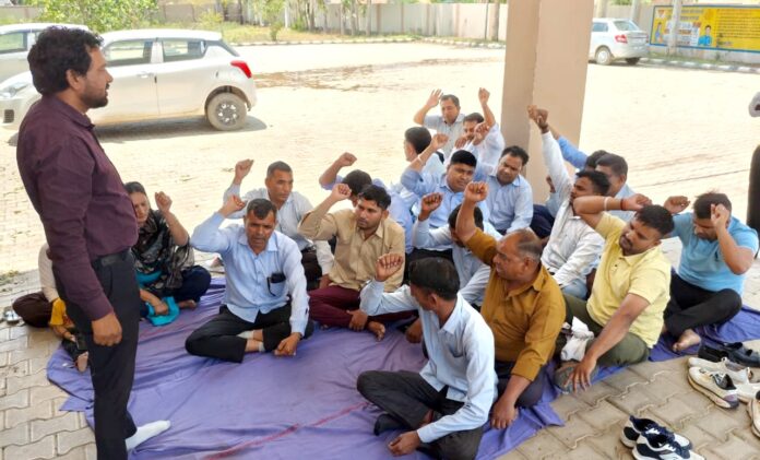 प्रदर्शन करते हुए स्वास्थ्य कर्मचारी