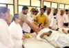 केंद्रीय मंत्री मनोहर लाल के जन्मदिन पर लगाया गया रक्तदान शिविर रक्तदाताओं को बैज लगाकर उनका हौसला बढ़ाते हुए अतिथि
