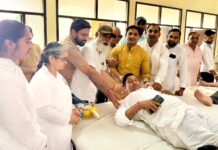 केंद्रीय मंत्री मनोहर लाल के जन्मदिन पर लगाया गया रक्तदान शिविर रक्तदाताओं को बैज लगाकर उनका हौसला बढ़ाते हुए अतिथि