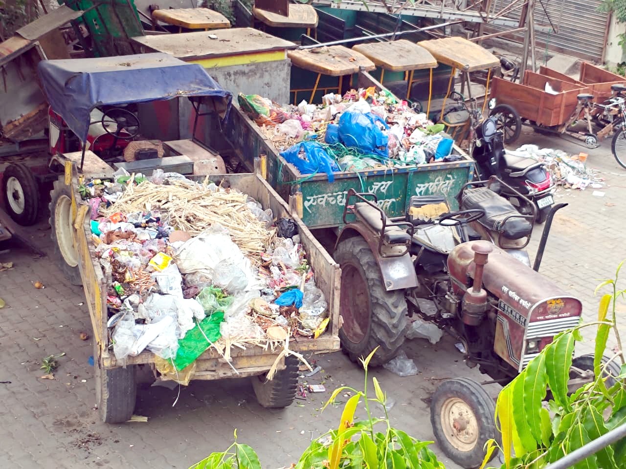 नगरपालिका में खड़ी कूड़े से भरी ट्रॉलिया