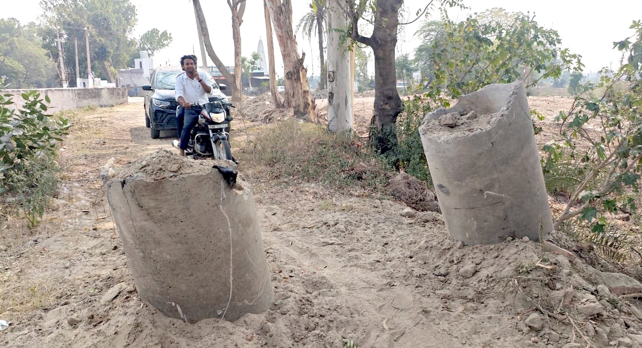 नहरी विभाग द्वारा नहर पर लगाए गए पोल