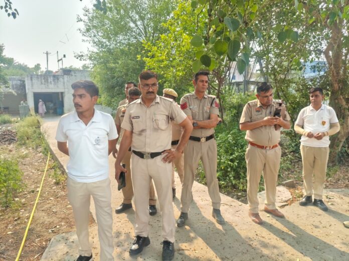 मौके पर पहुंचे अधिकारी व पुलिस