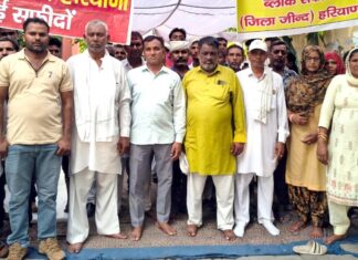 सफीदों में सफाई कर्मचारियों की हड़ताल खत्म सफीदों लौटकर जानकारी देते हुए कर्मचारी नेता